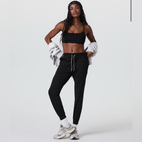 Vuori Performance Jogger in Black Heather. - Picture 1 of 3